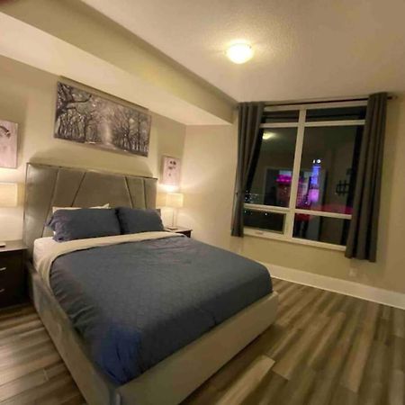 Luxurious 1 Bedroom Den, 1 Bath Condo Square One Mississauga Exterior foto