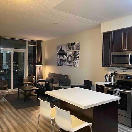 Luxurious 1 Bedroom Den, 1 Bath Condo Square One Mississauga Exterior foto