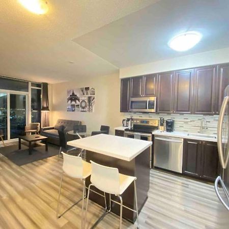 Luxurious 1 Bedroom Den, 1 Bath Condo Square One Mississauga Exterior foto
