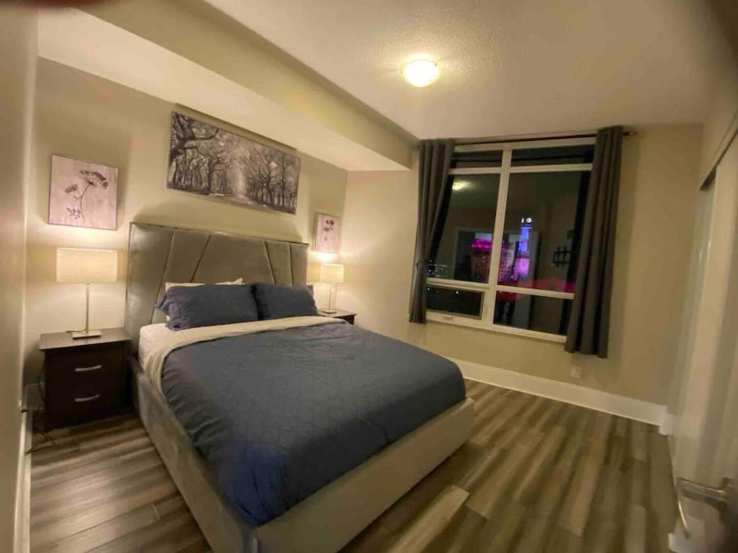 Luxurious 1 Bedroom Den, 1 Bath Condo Square One Mississauga Exterior foto