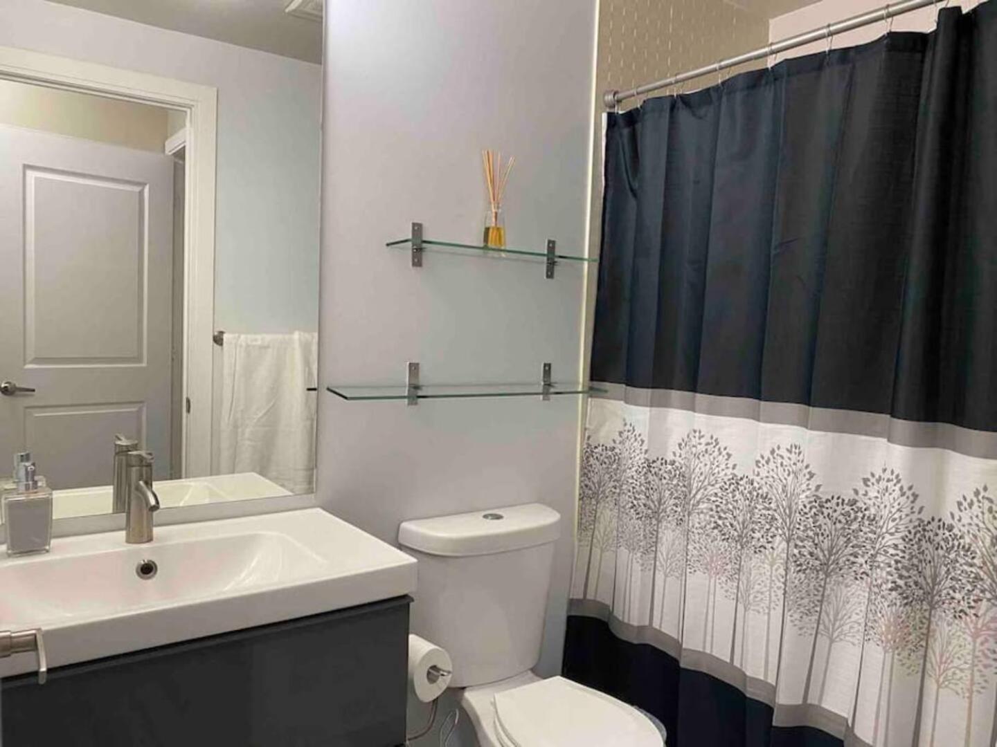 Luxurious 1 Bedroom Den, 1 Bath Condo Square One Mississauga Exterior foto