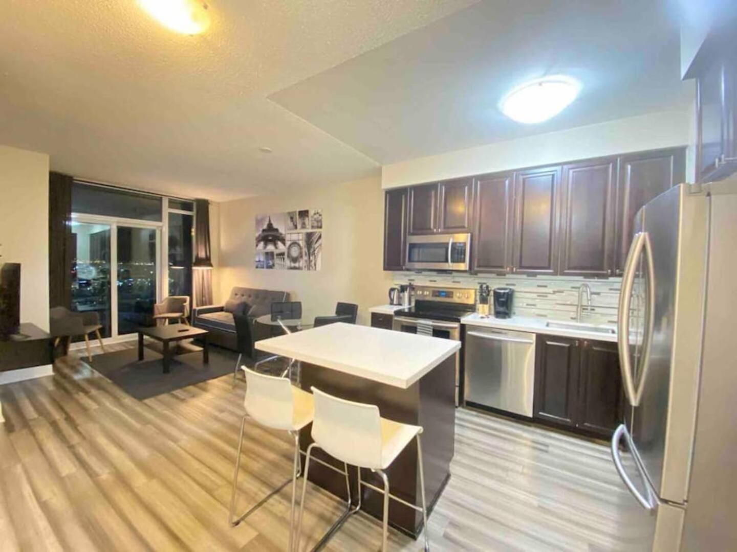 Luxurious 1 Bedroom Den, 1 Bath Condo Square One Mississauga Exterior foto